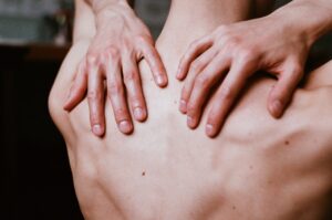 Verspannungen in Nacken und Rücken vermeiden – Tipps für den Alltag